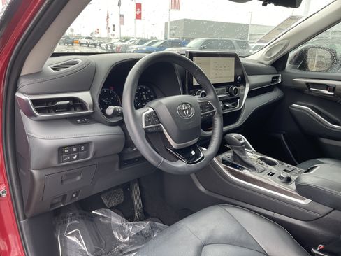 Used 2024 Toyota Highlander Platinum image 14