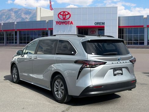 Used 2024 Toyota Sienna XLE image 5