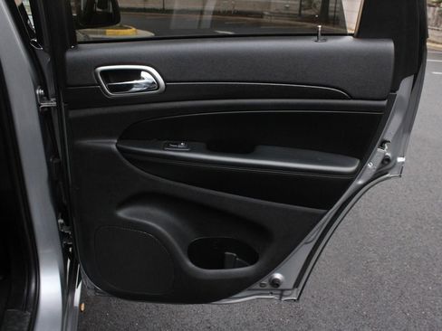 Used 2017 Jeep Grand Cherokee Altitude image 22