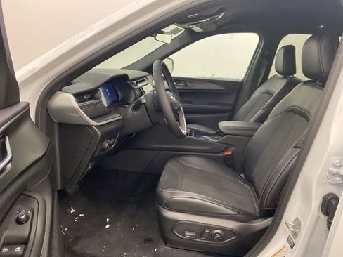 New 2025 Jeep Grand Cherokee Altitude image 8