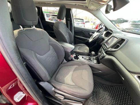 Used 2019 Jeep Cherokee Latitude w/ Comfort & Convenience Group AWD/4WD image 29