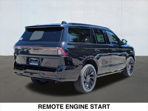 New 2026 Lincoln Navigator Reserve w/ Jet Appearance Package AWD/4WD image 2