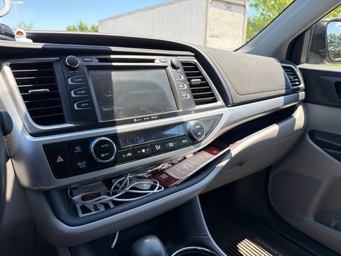 Used 2017 Toyota Highlander Plus AWD/4WD image 23