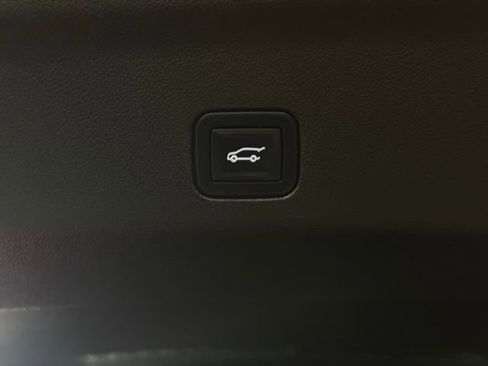 Used 2022 GMC Yukon XL Denali w/ Denali Premium Package image 10