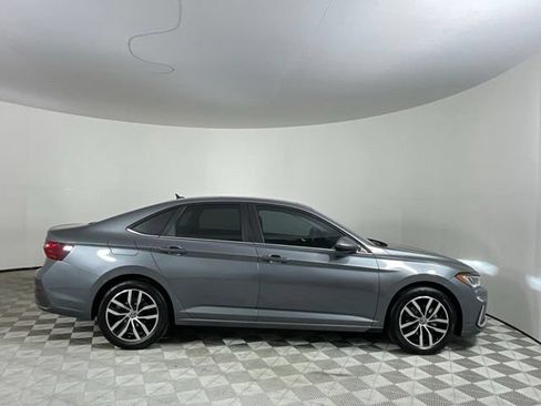 Used 2025 Volkswagen Jetta SE FWD image 2