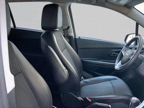 Used 2022 Chevrolet Trax LT w/ LT Convenience Package FWD image 28