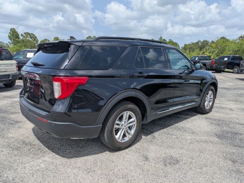 Used 2024 Ford Explorer XLT RWD image 4