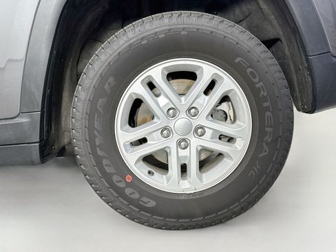 Used 2025 Jeep Grand Cherokee Laredo w/ Luxury Tech Group I AWD/4WD image 30