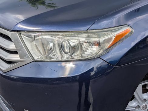 Used 2012 Toyota Highlander SE w/ Tow Pkg FWD image 6