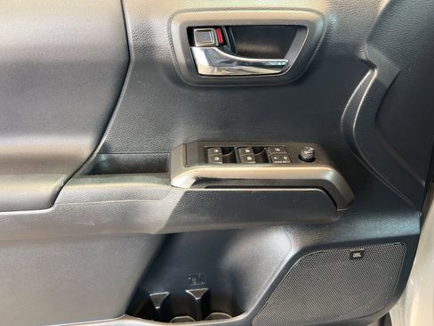 Used 2019 Toyota Tacoma TRD Sport image 12