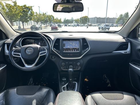 Used 2018 Jeep Cherokee Trailhawk AWD/4WD image 29
