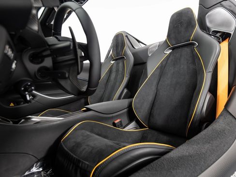 Used 2025 McLaren Artura Spider image 41