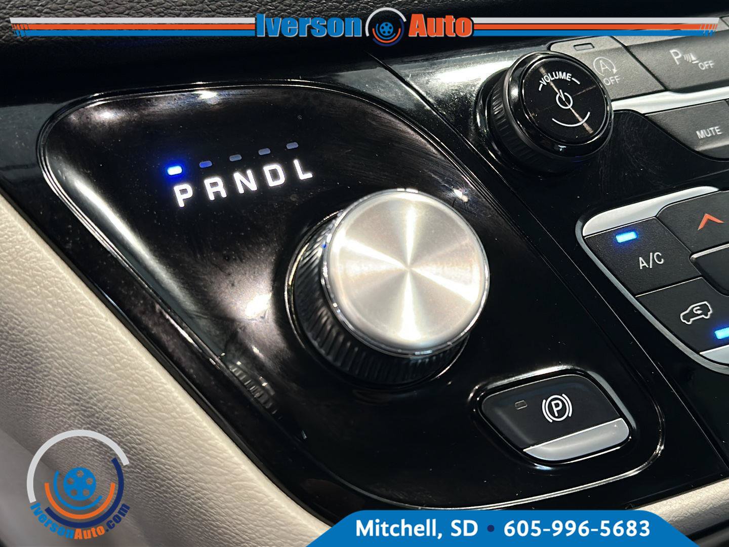 Used 2023 Chrysler Pacifica Touring-L FWD image 21
