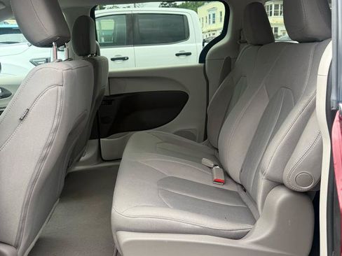 Used 2018 Chrysler Pacifica L FWD image 31
