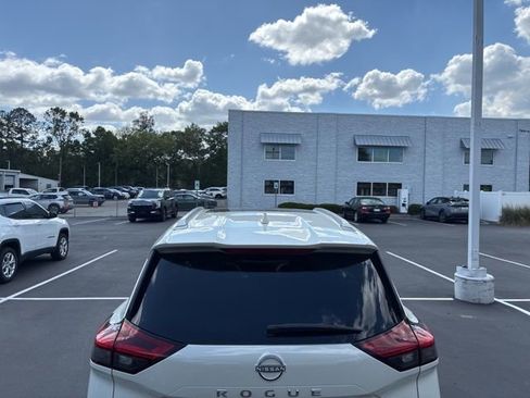 Used 2022 Nissan Rogue SV w/ SV Premium Package image 6