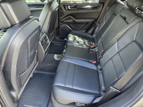 Used 2022 Porsche Cayenne AWD/4WD image 14