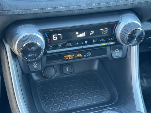 Used 2022 Toyota RAV4 XLE Premium image 28