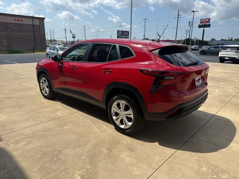 Used 2026 Chevrolet Trax LS FWD image 5