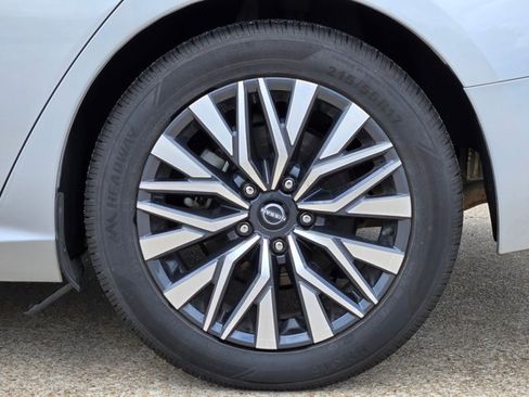 Used 2024 Nissan Altima 2.5 SV image 14