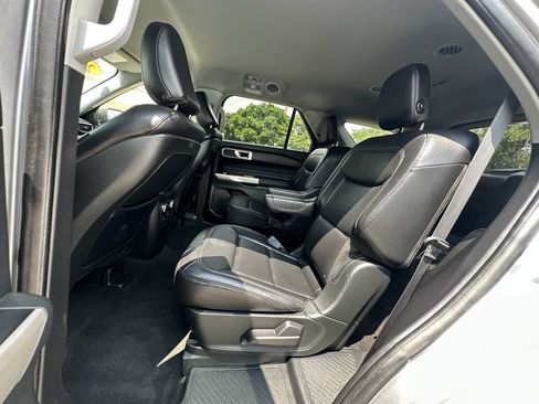 Used 2020 Ford Explorer XLT w/ Equipment Group 202A AWD/4WD image 40