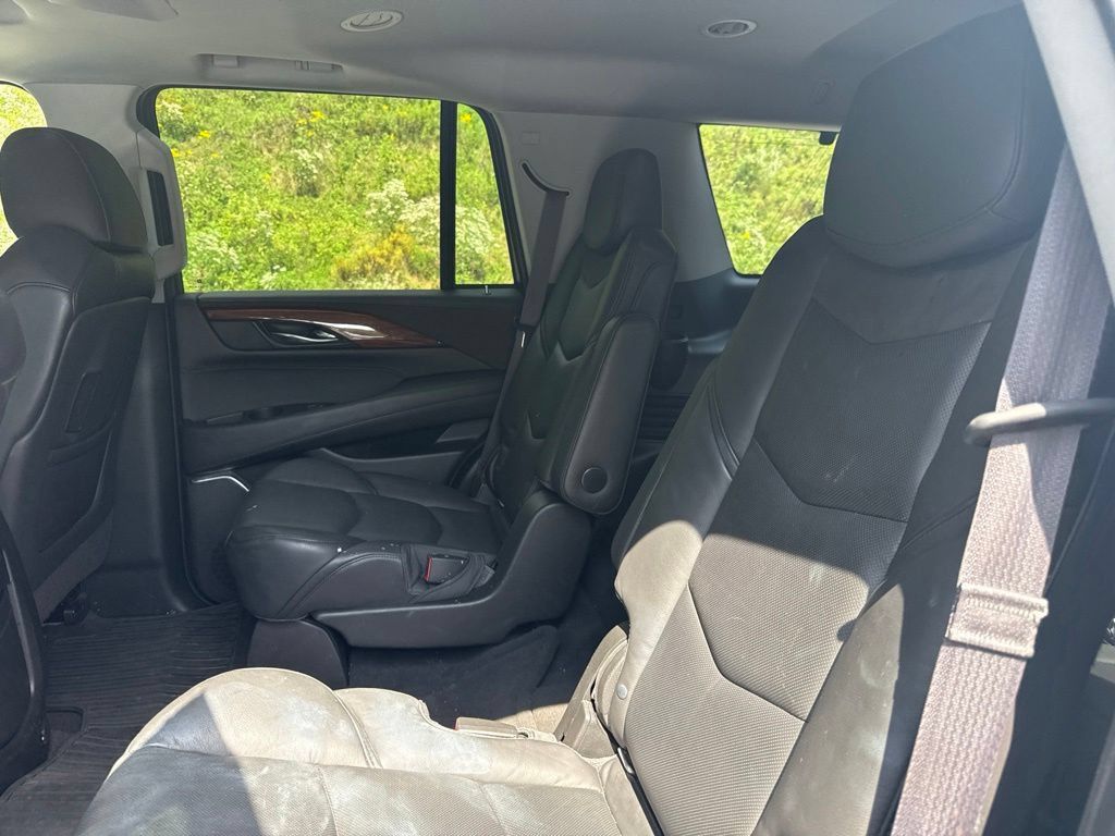 Used 2016 Cadillac Escalade Luxury AWD/4WD image 7