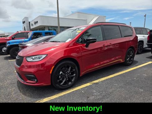 Certified 2025 Chrysler Pacifica Limited FWD image 3