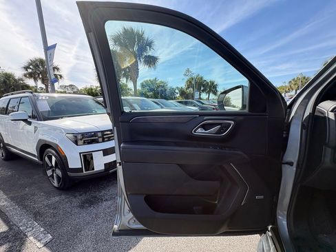 Used 2024 Chevrolet Suburban LT RWD image 28