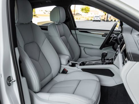 Certified 2026 Porsche Macan AWD/4WD image 43