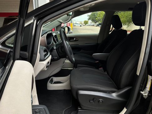 Used 2023 Chrysler Voyager LX FWD image 10