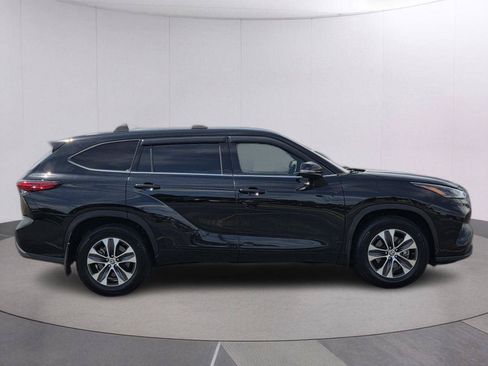 Used 2021 Toyota Highlander XLE FWD image 4