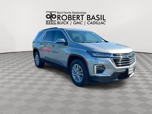 Used 2023 Chevrolet Traverse LT FWD image 2