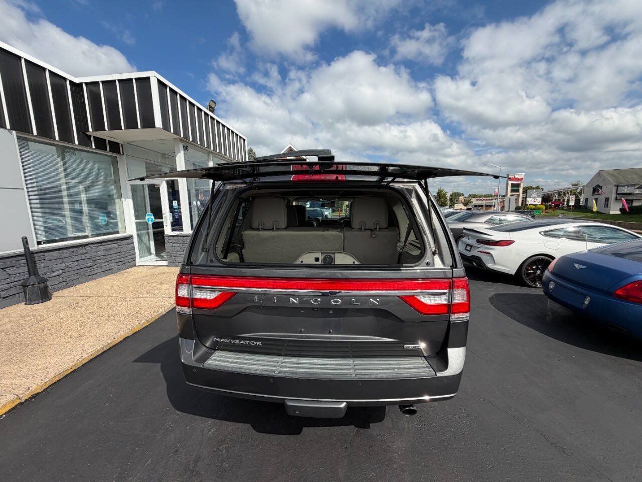 Used 2016 Lincoln Navigator Select RWD image 29
