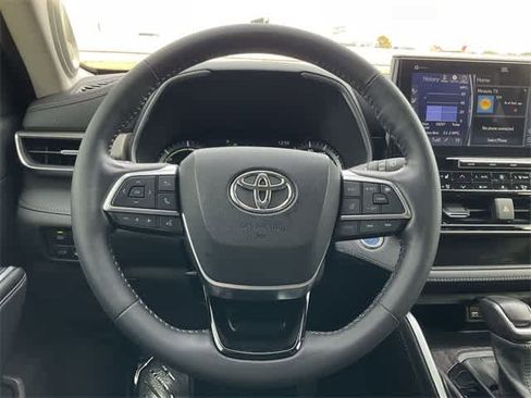Used 2021 Toyota Highlander Limited image 21