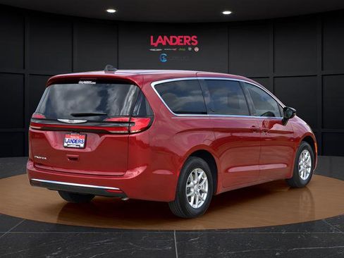 New 2026 Chrysler Pacifica Select image 3