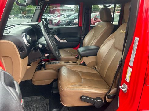 Used 2015 Jeep Wrangler Unlimited Sahara w/ Connectivity Group AWD/4WD image 10