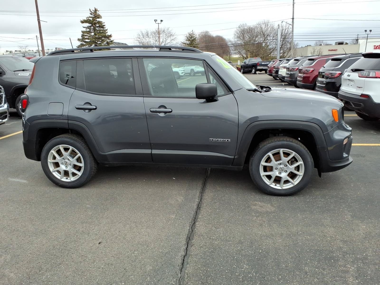 Used 2022 Jeep Renegade Latitude w/ Convenience Group AWD/4WD image 4