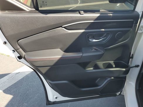 Used 2025 Honda Pilot Black Edition image 18