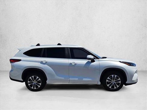 Used 2023 Toyota Highlander XLE FWD image 4
