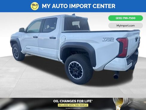 Used 2024 Toyota Tacoma TRD Off-Road AWD/4WD image 4