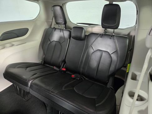 Used 2023 Chrysler Pacifica Touring-L FWD image 17