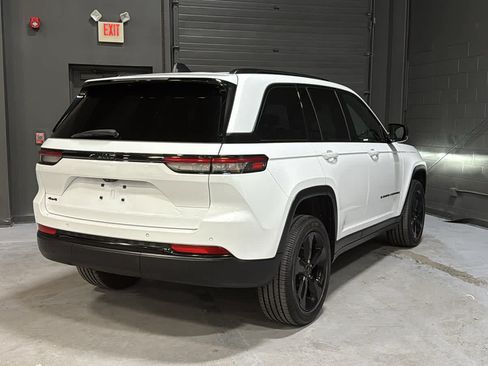 Used 2022 Jeep Grand Cherokee Altitude AWD/4WD image 4