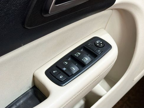Used 2016 Chrysler 200 Limited FWD image 15