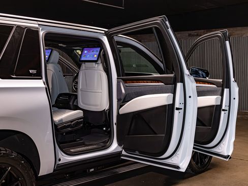 Used 2026 Cadillac Escalade ESV Platinum Sport w/ LPO, ONYX Package image 30