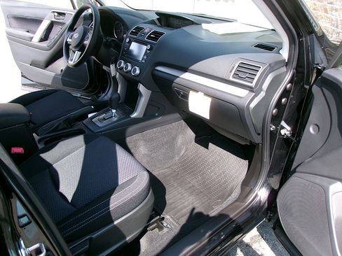 Used 2017 Subaru Forester 2.5i w/ Alloy Wheel Package image 9