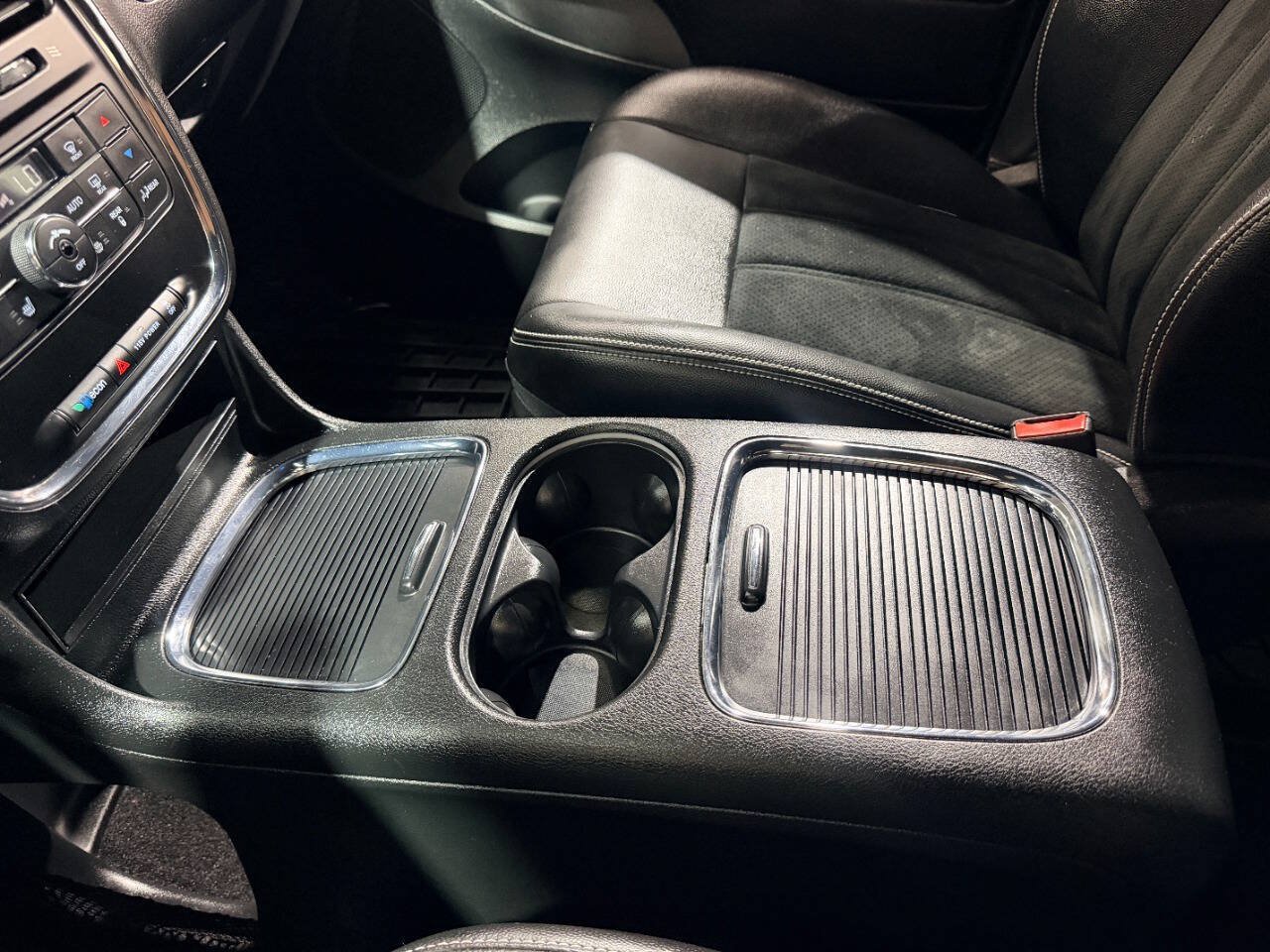 Used 2016 Dodge Grand Caravan SXT FWD image 38