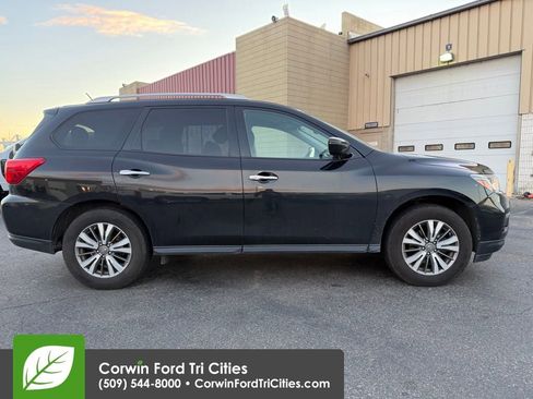 Used 2018 Nissan Pathfinder SV image 6