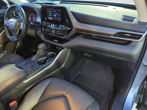 Used 2023 Toyota Highlander XLE FWD image 22