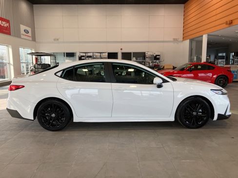 Used 2025 Toyota Camry SE image 4