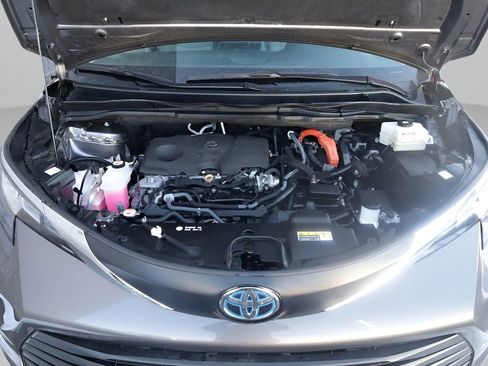 Certified 2022 Toyota Sienna LE image 10
