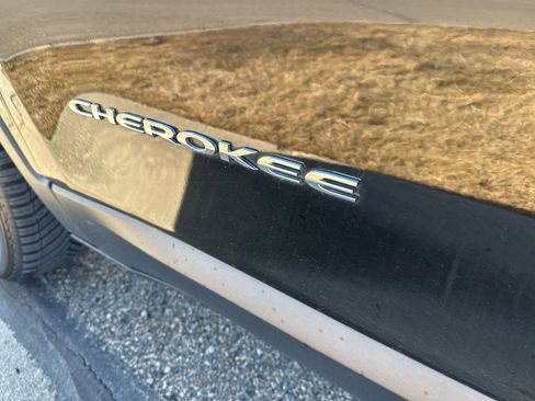 Used 2019 Jeep Cherokee Latitude w/ Cold Weather Group image 11